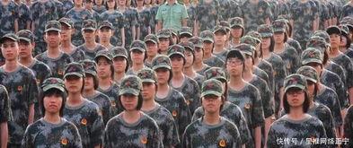 军训吃瓜被校长,校长神回复，吃瓜事件成校园笑谈