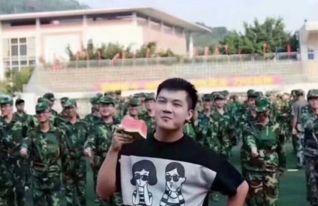 军训吃瓜被校长,校长神回复，吃瓜事件成校园笑谈