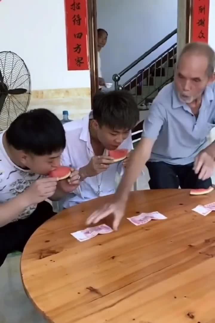 动画吃瓜比赛搞笑视频,观众笑到肚子疼