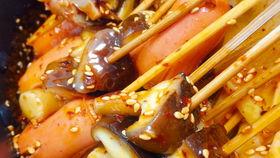 钵钵鸡吃瓜,夏日消暑美食新风尚