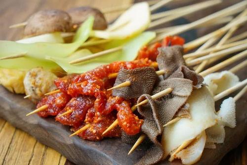 钵钵鸡吃瓜,夏日消暑美食新风尚