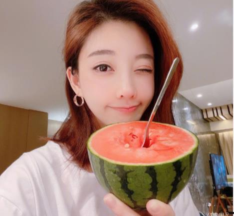 和粉丝互动吃瓜