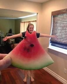 吃瓜拍照姿势室外,吃瓜拍照，定格欢乐瞬间